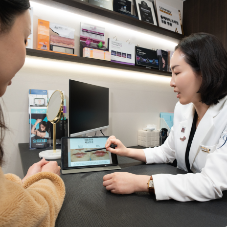 Ketua klinik dermatologi DAN-A CLINIC, Dr. Lee Eun-ji, dan pasukan doktor