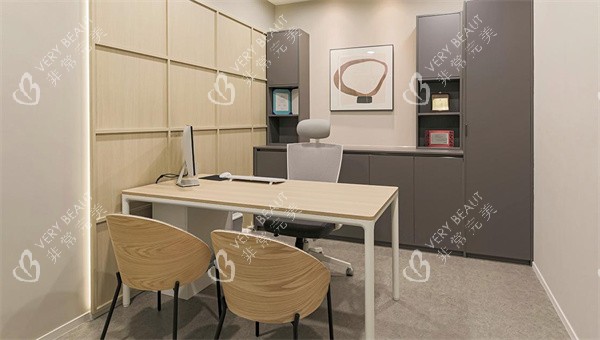 Doktor-doktor di Klinik Kulit TUP