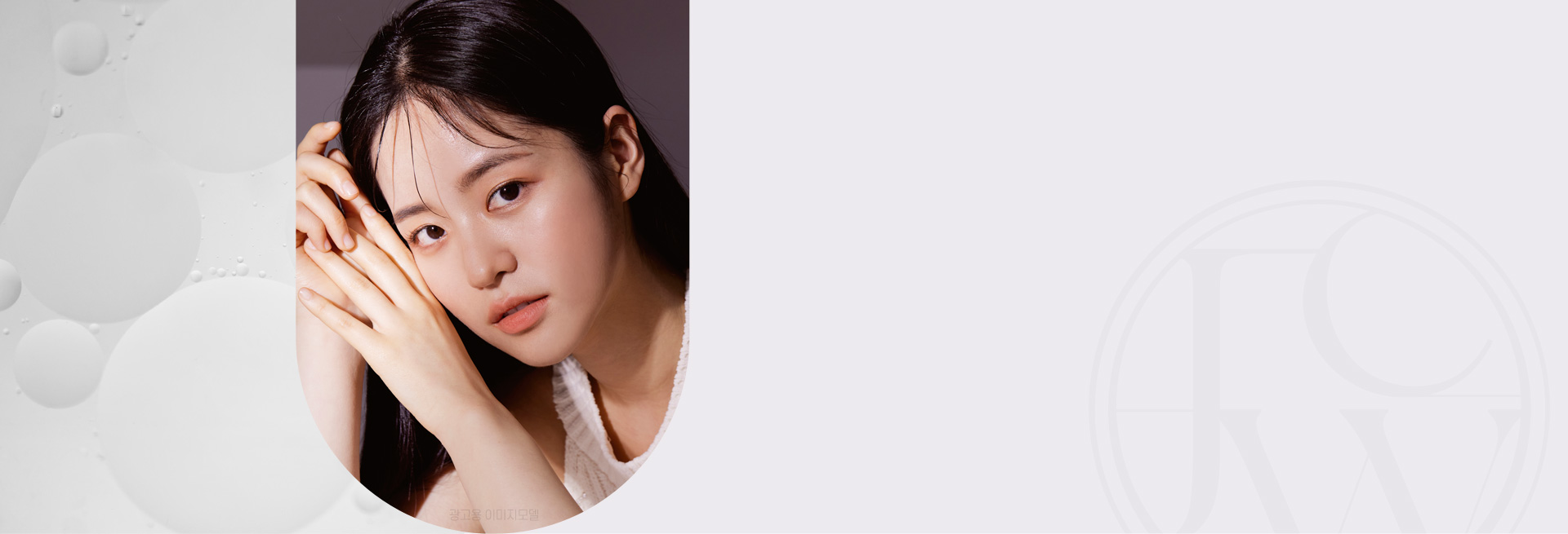 지우클리닉 피부과 진료실에서 의사들이 환자에게 피부 치료를 시행하는 모습