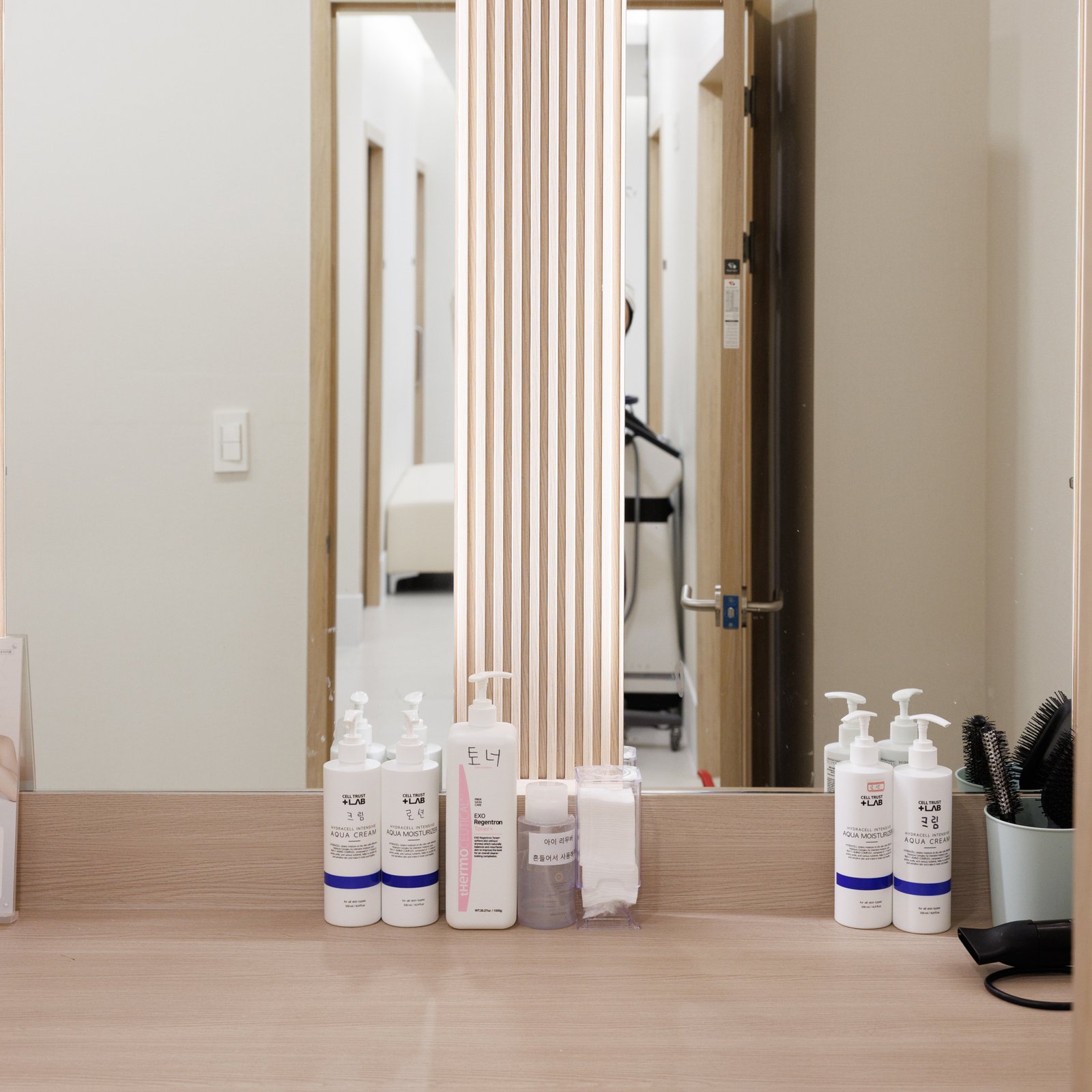 Interior environment of the treatment room at Jeju Lianyan Dermatology